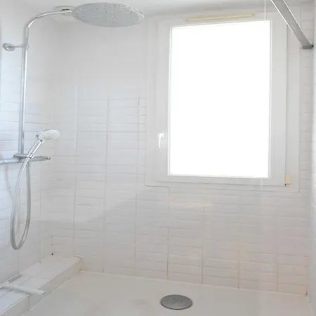 Modern - 2br-4p- Canal Saint-martin *