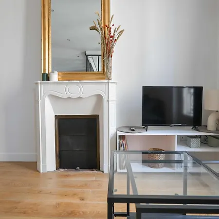 Modern - 2br-4p- Canal Saint-martin